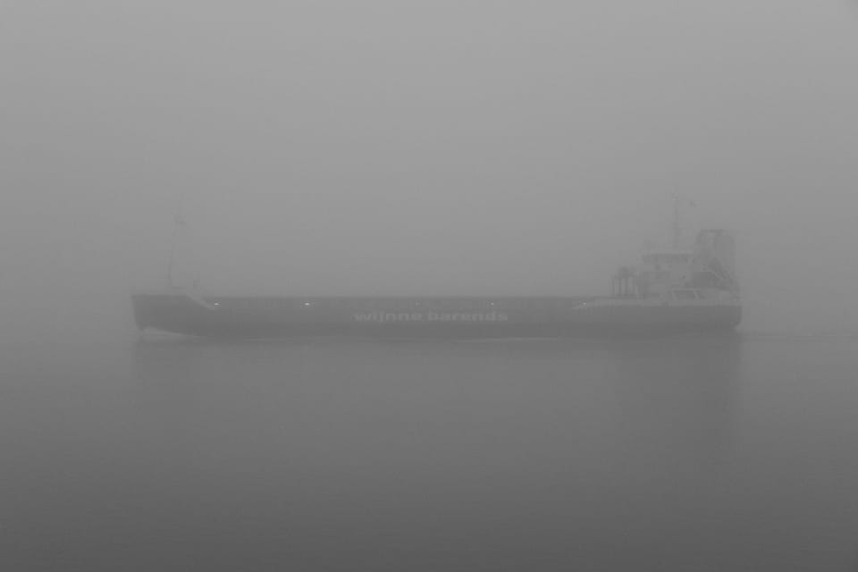 Live: Fog Closes the Elbe Approach, Forty Ships Wait at Anchor